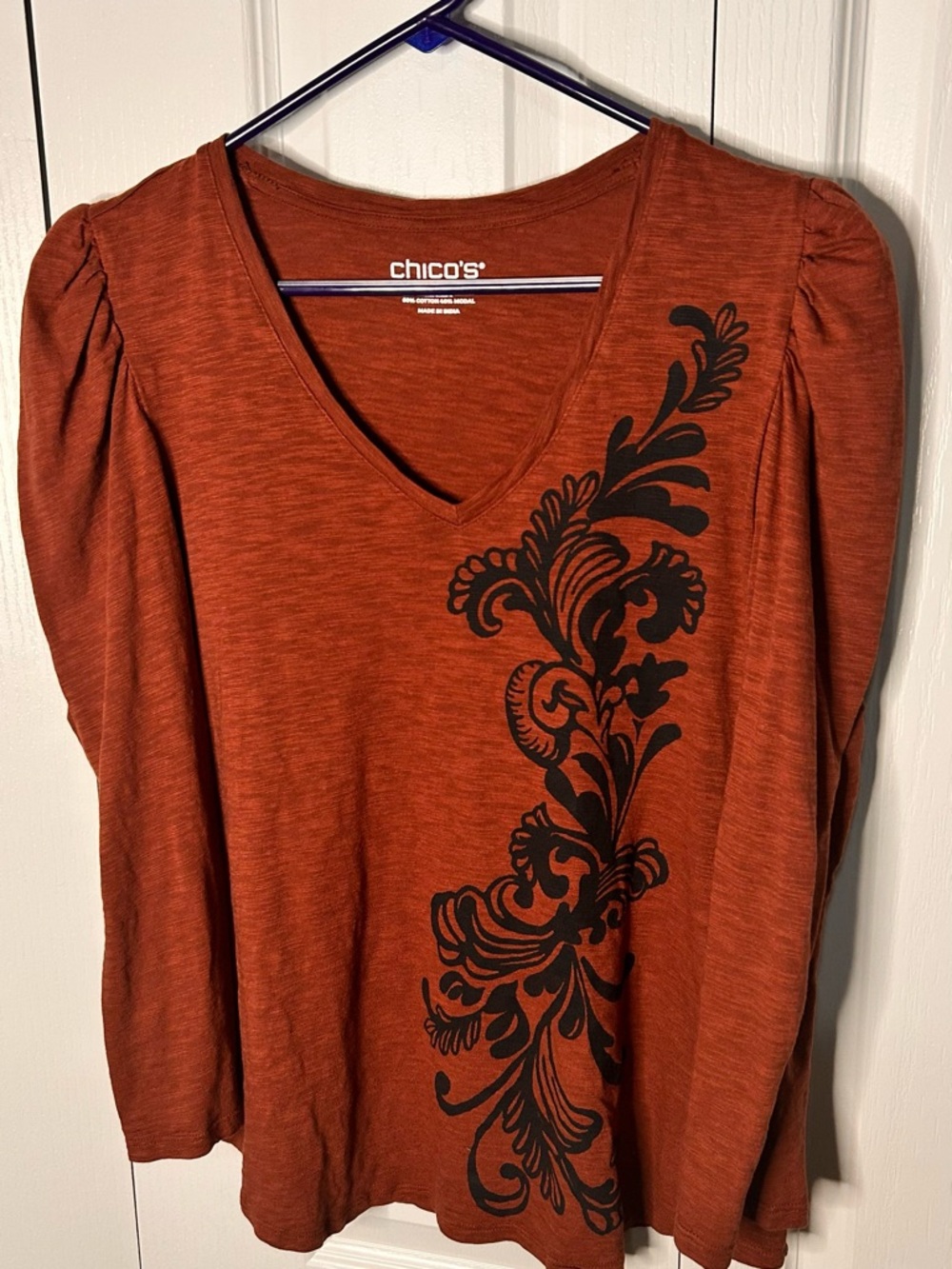 Chico's Women's V-Neck Rust Long Sleeve Top with Black Scroll Print Size 2 Large - Picture 2 of 5